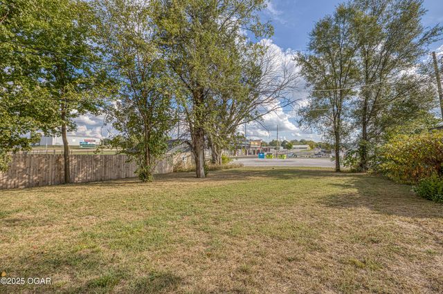 1212 E 2nd Street, Joplin, MO 64801