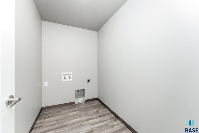 1713 N Tina Dr, Sioux Falls, SD 57110