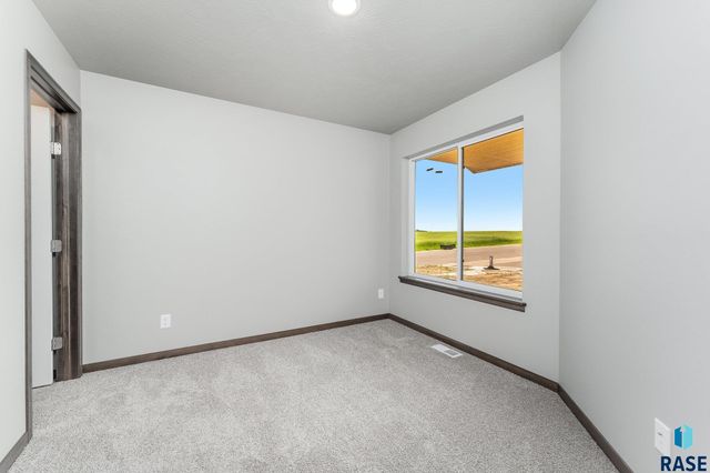 1713 N Tina Dr, Sioux Falls, SD 57110