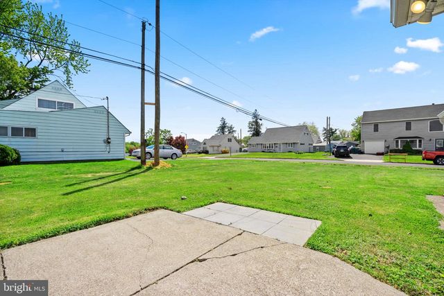 60 UPLAND RD, Levittown, PA 19056