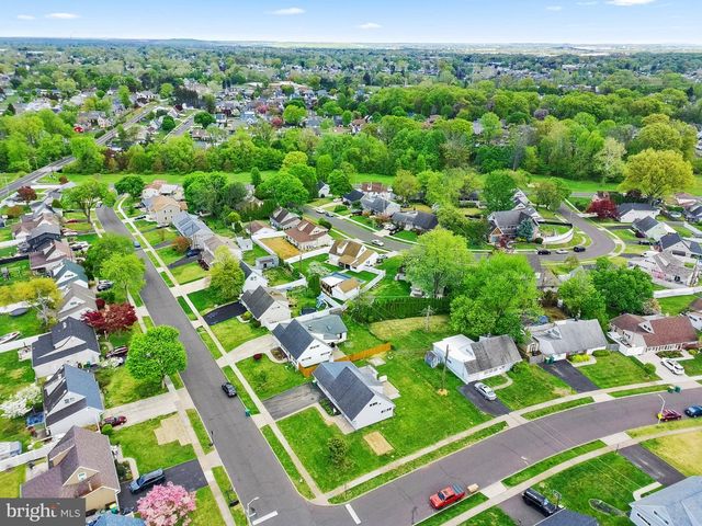 60 UPLAND RD, Levittown, PA 19056