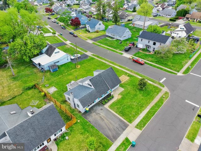 60 UPLAND RD, Levittown, PA 19056