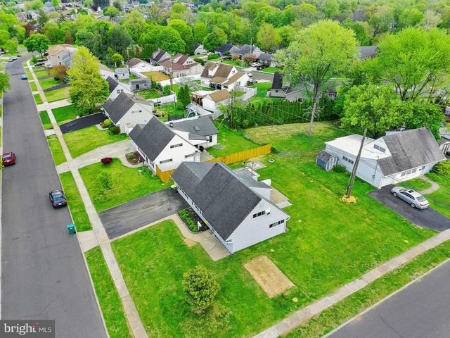 60 UPLAND RD, Levittown, PA 19056