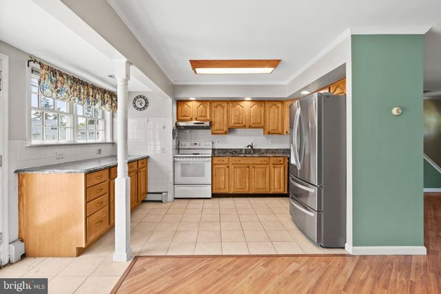 60 UPLAND RD, Levittown, PA 19056