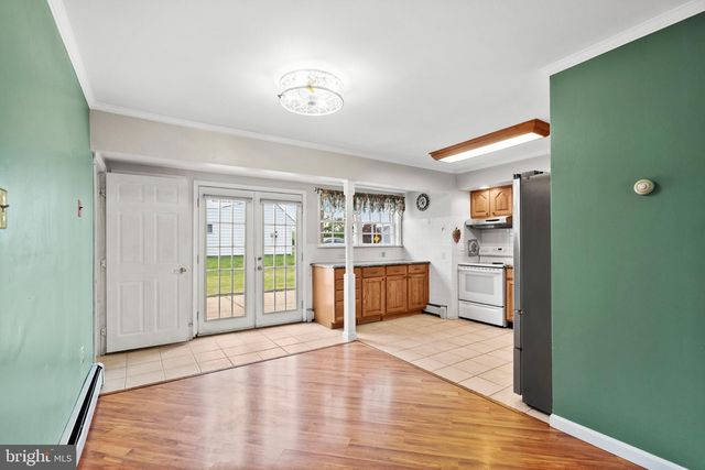 60 UPLAND RD, Levittown, PA 19056