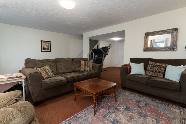 818 Horseshoe Lane, Florence, KY 41042