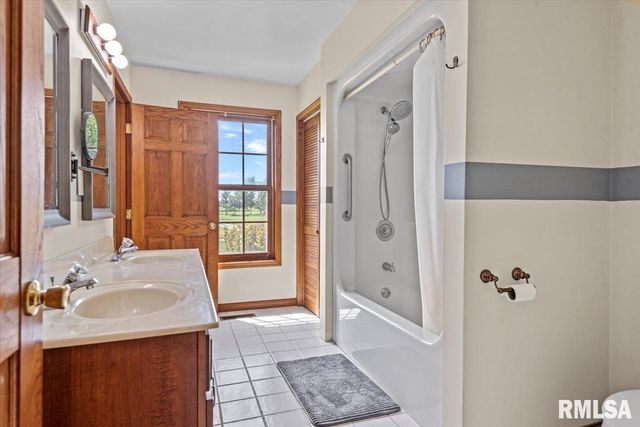 10699 OGDEN Street, Petersburg, IL 62675