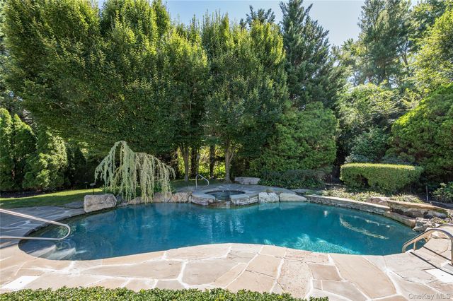 10 Magenta Lane, East Northport, NY 11731
