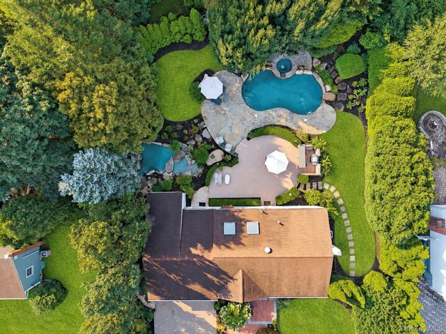 10 Magenta Lane, East Northport, NY 11731