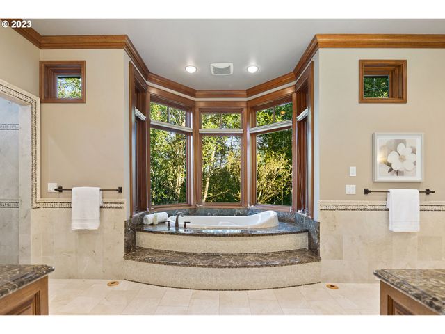 9838 Nw WIND RIDGE Dr, Portland, OR 97229