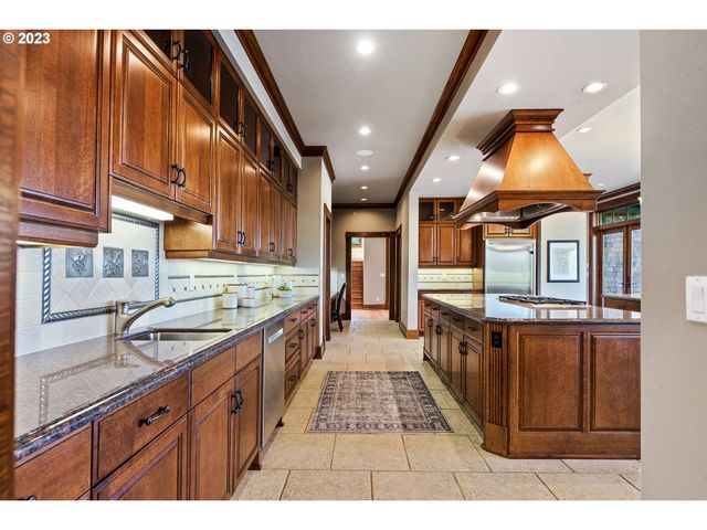 9838 Nw WIND RIDGE Dr, Portland, OR 97229