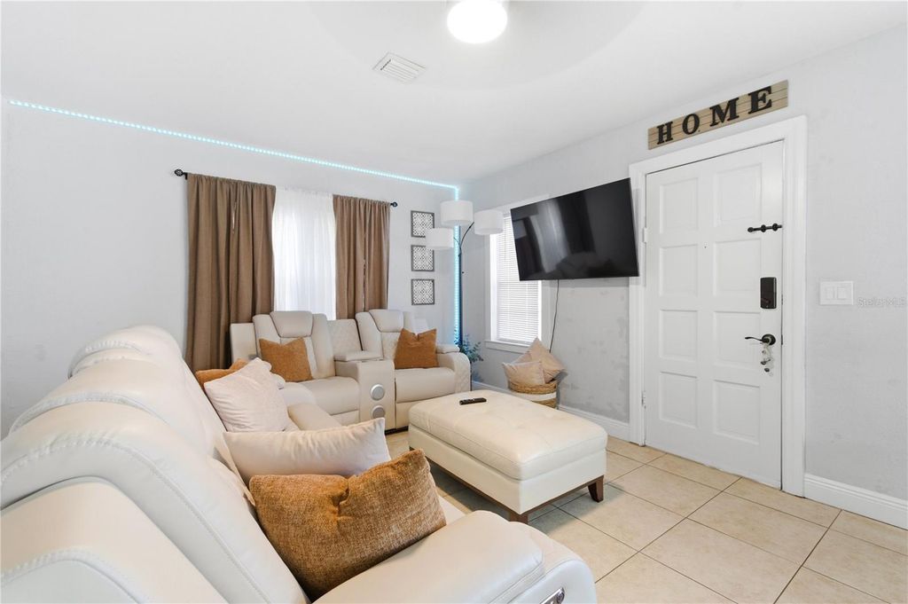 Image 4 of property listing at 3144 W CORDELIA STREET, Tampa, FL 33607