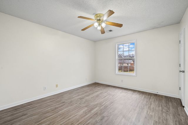 829 Flyer Ct, Oak Grove, KY 42262