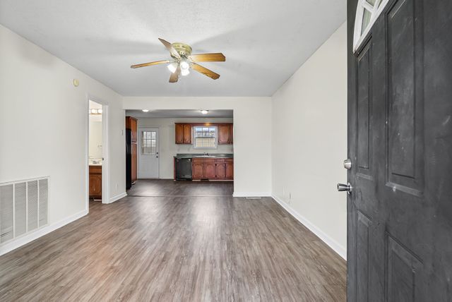 829 Flyer Ct, Oak Grove, KY 42262