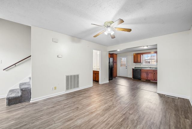 829 Flyer Ct, Oak Grove, KY 42262