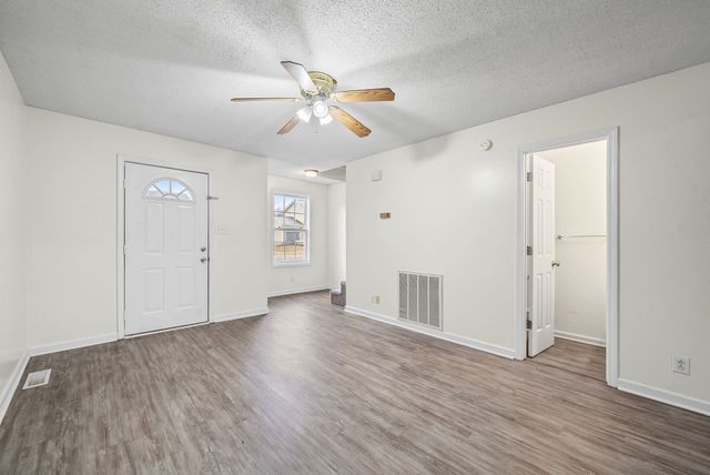 829 Flyer Ct, Oak Grove, KY 42262