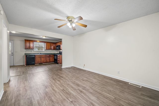 829 Flyer Ct, Oak Grove, KY 42262