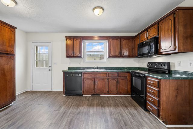 829 Flyer Ct, Oak Grove, KY 42262