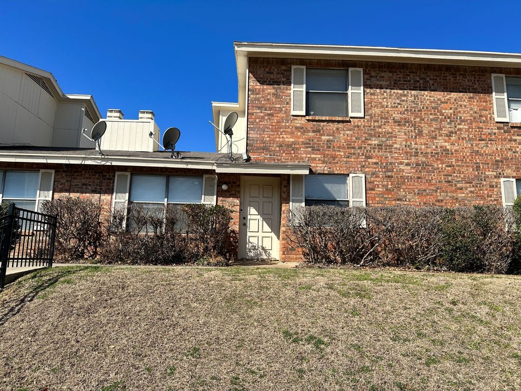 2713 Hurstview B, Hurst, TX 76054