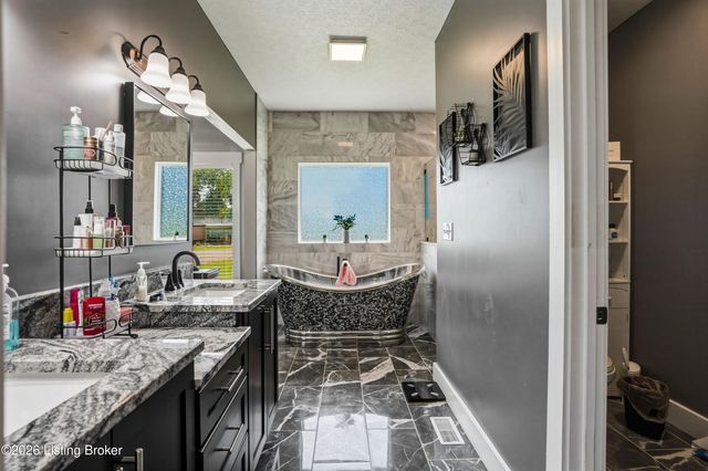 2696 Armstrong Ln, Mt Washington, KY 40047