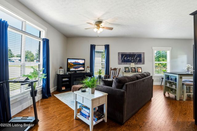 2696 Armstrong Ln, Mt Washington, KY 40047