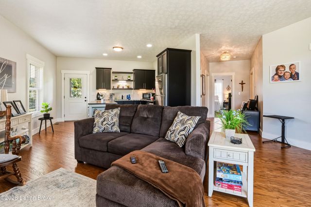 2696 Armstrong Ln, Mt Washington, KY 40047
