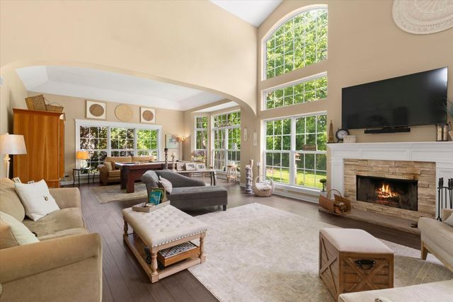 305 Morgan Lane, Fox River Grove, IL 60021