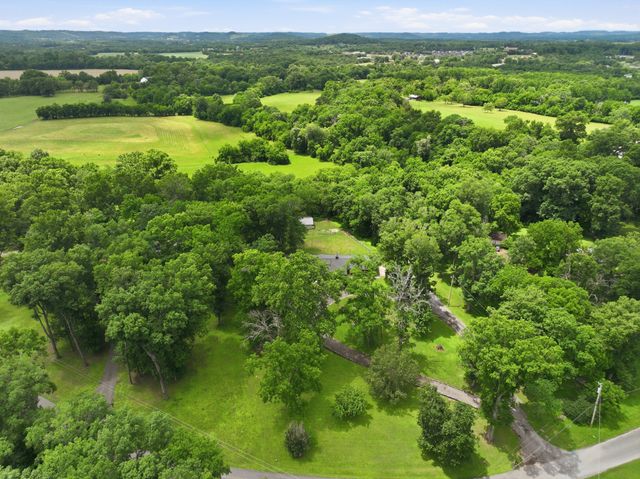 412 S Valley Rd, Shelbyville, TN 37160