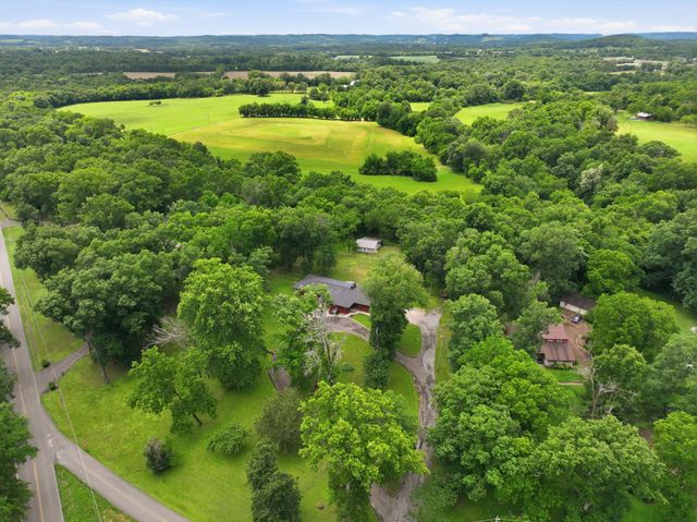 412 S Valley Rd, Shelbyville, TN 37160