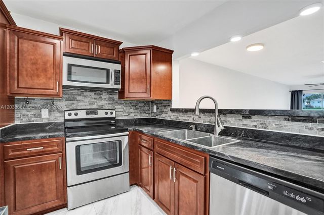 9540 NW 65th St D8, Tamarac, FL 33321