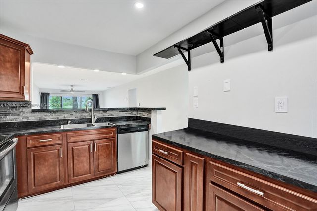 9540 NW 65th St D8, Tamarac, FL 33321