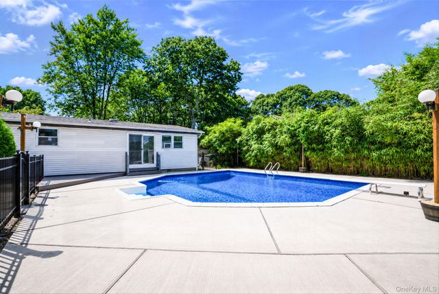 117 Broadway, Shirley, NY 11967