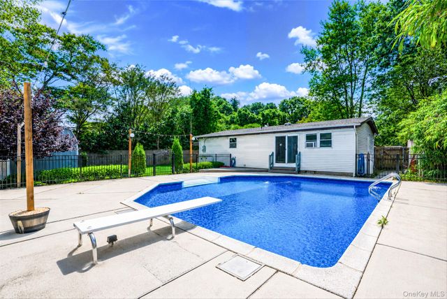 117 Broadway, Shirley, NY 11967