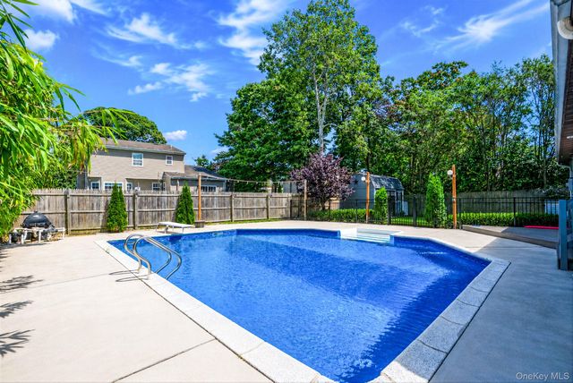 117 Broadway, Shirley, NY 11967