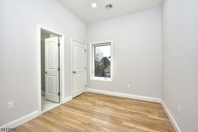 9 5Th St, Fair Lawn Boro, NJ 07410