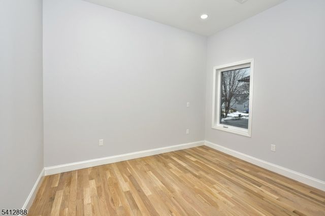 9 5Th St, Fair Lawn Boro, NJ 07410