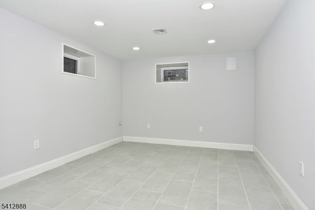 9 5Th St, Fair Lawn Boro, NJ 07410