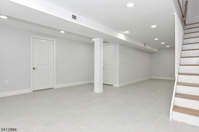 9 5Th St, Fair Lawn Boro, NJ 07410