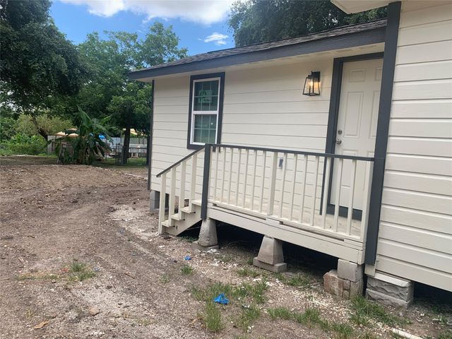 905 San Jacinto Street, Highlands, TX 77562