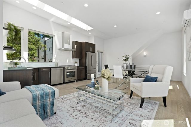 3929 2nd Avenue NE, Seattle, WA 98105