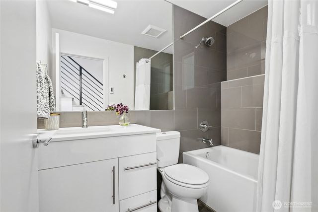3929 2nd Avenue NE, Seattle, WA 98105