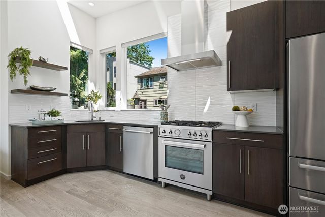 3929 2nd Avenue NE, Seattle, WA 98105