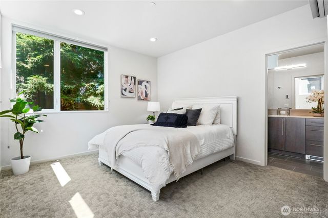 3929 2nd Avenue NE, Seattle, WA 98105