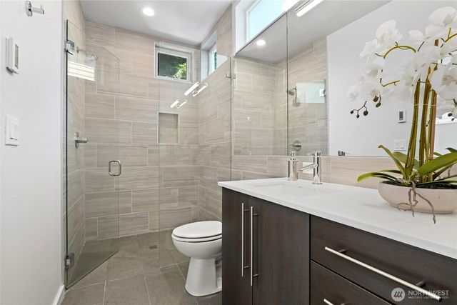3929 2nd Avenue NE, Seattle, WA 98105