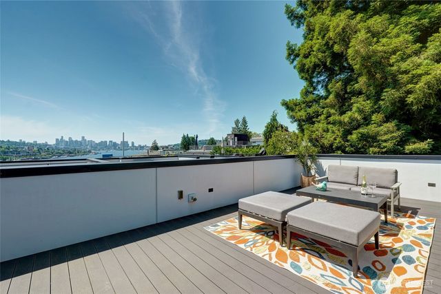 3929 2nd Avenue NE, Seattle, WA 98105