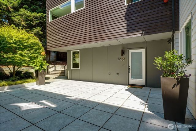 3929 2nd Avenue NE, Seattle, WA 98105
