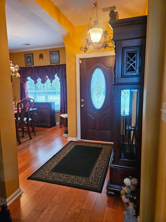 Image 4 of property listing at 568 Pointe Of Oaks Road, Summerville, SC 29485