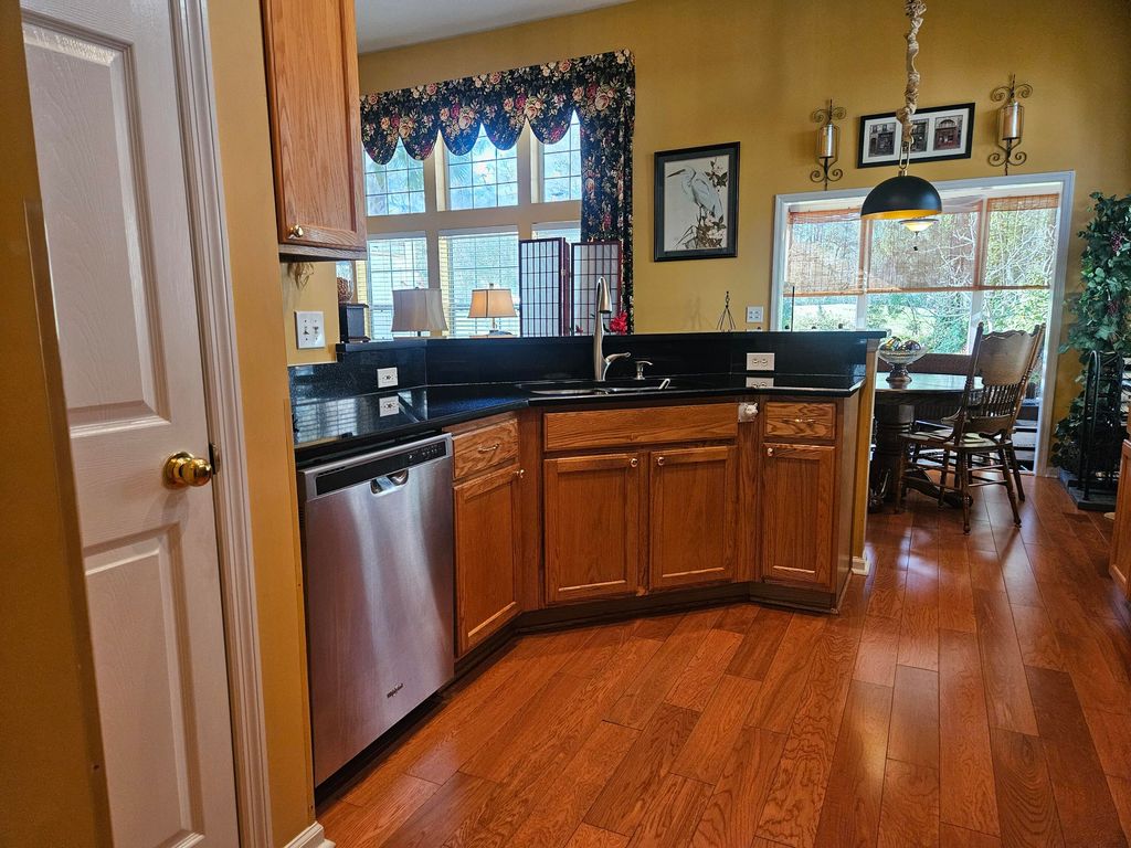 Image 9 of property listing at 568 Pointe Of Oaks Road, Summerville, SC 29485