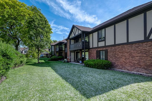 11212 Cottonwood Drive 23B, Palos Hills, IL 60465