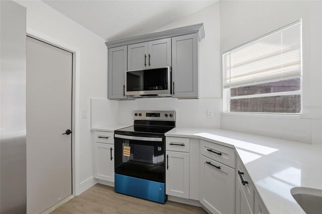 9478 FOREST HILLS CIRCLE, Tampa, FL 33612